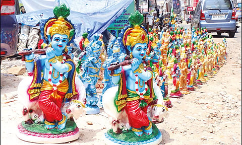 திருவனந்தபுரத்தில் விற்பனைக்கு வைக்கப்பட்டுள்ள கிருஷ்ணர் சிலைகளை படத்தில் காணலாம்.