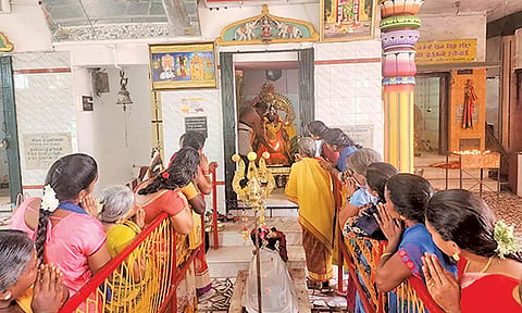 புற்றுக்கோவிலில் சிறப்பு பூஜை நடைபெற்ற போது எடுத்தபடம்.