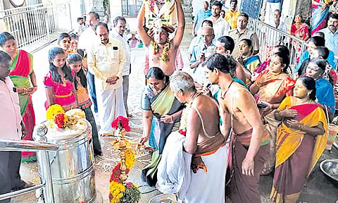 கோவிலில் படிபூஜை நடந்தது.