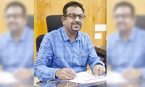 கலெக்டர் தினேஷ் பொன்ராஜ் ஆலிவர்.
