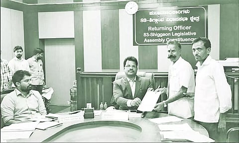 முதல்-மந்திரி பசவராஜ் மொம்மை தொகுதியில் 'தேர்தல் மன்னன்' பத்மராஜன் வேட்பு மனு தாக்கல்