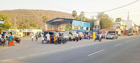 தனியார் வாகன நிறுத்துமிடமாக மாறிய பஸ் நிலையம்