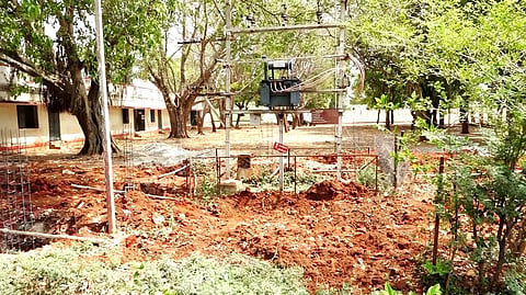 சிங்கம்புணரி அரசு ஆண்கள் மேல்நிலைப்பள்ளி அருகே உள்ள டிரான்ஸ்பார்மர்.