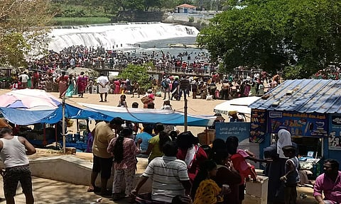 தமிழ்புத்தாண்டையொட்டி கொடிவேரியில் சுற்றுலா பயணிகளின் கூட்டம் அலைமோதியது.