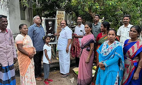 மின்விளக்குகள் குடியிருப்பு முழுவதும் பொருத்தப்பட்டது. இதனை அனிபால் கென்னடி எம்.எல்.ஏ. தொடங்கி வைத்த காட்சி.