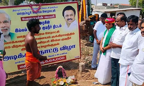 குடிநீர் குழாய் வழங்க அடிக்கல் நாட்டுவிழா நடைபெற்ற காட்சி. 