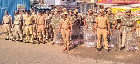 ஓட்டப்பிடாரம் மெயின் பஜாரில் பாதுகாப்பு பணியில் ஈடுபட்டிருந்த போலீசார்.
