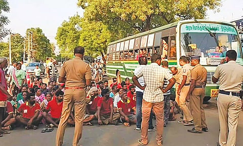 தூய்மை பணியாளர்கள் சாலை மறியல் போராட்டத்தில் ஈடுபட்ட போது எடுத்த படம்.