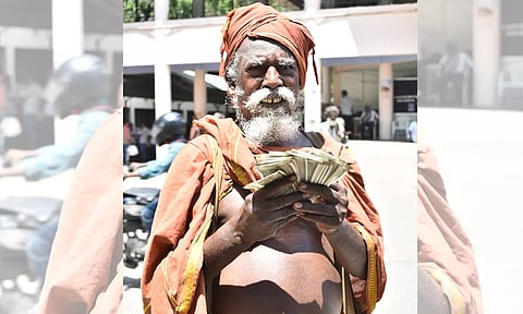 முதல்-அமைச்சர் பொது நிவாரண நிதிக்கு யாசகம் எடுத்து சேர்த்த ரூ.10 ஆயிரத்தை வழங்கிய முதியவர்