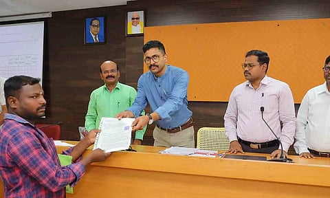 பயனாளிகளுக்கு விலையில்லா வீட்டுமனை பட்டாக்களை கலெக்டர் வினீத் வழங்கிய காட்சி.