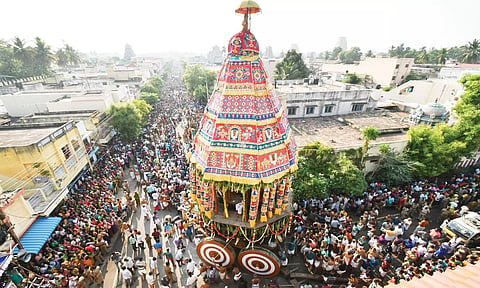 சித்திரை வீதிகளில் பக்தர்கள் வெள்ளத்தில் தேர் அசைந்தாடி சென்ற காட்சி.