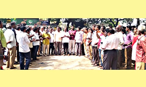 தொழிலாளர்கள் உள்ளிருப்பு போராட்டம்