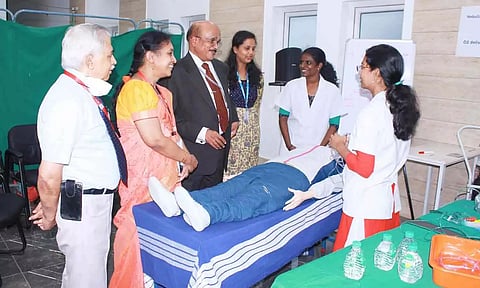 மருத்துவ மாணவர்களுக்கு கல்லூரி முதல்வர் கொட்டூர் பயிற்சி அளித்த காட்சி.