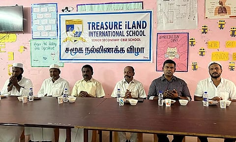 இப்தார் நிகழ்ச்சியில் பங்கேற்றவர்களை படத்தில் காணலாம்.