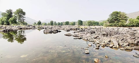 தொடர் நீர் வரத்து குறைவால் பாறைகளாக காட்சியளிக்கும் ஒகேனக்கல் காவிரி ஆறு