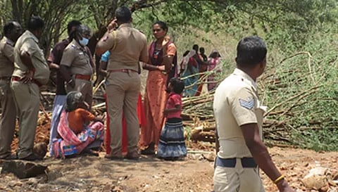 ஆராயி குடும்பத்துடன் போலீசார் பேச்சுவார்த்தை நடத்திய காட்சி. 