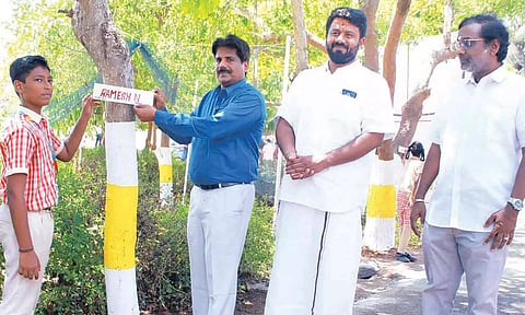 மரத்துக்கு பெயர்சூட்டும் விழா மற்றும் கைவினை கண்காட்சி நடைபெற்ற காட்சி. 