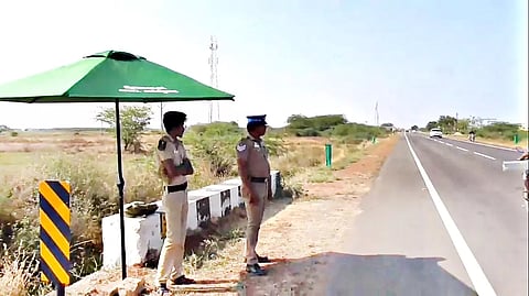 தற்காலிக நிழற்குடையில் பாதுகாப்பு பணியில் ஈடுபட்ட போலீசார்.