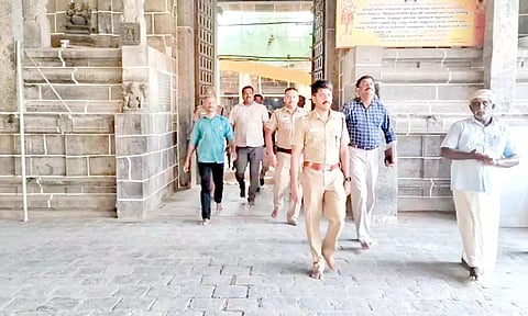 இரண்டடுக்கு பாதுகாப்பு அமைக்கப்பட்டுள்ள அறையை மாவட்ட காவல் கண்காணிப்பாளர் ஜவகர் பார்வையிடார்.