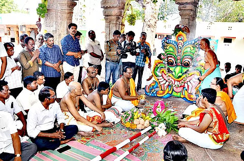 தல்லாகுளம் பிரசன்ன வெங்கடாசலபதி கோவிலில் இன்று சித்திரை திருவிழா முகூர்த்தம் நடந்தது. 