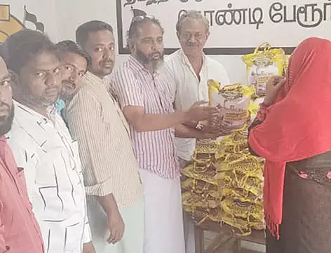 தொண்டியில் ஏழைகளுக்கு உதவி
