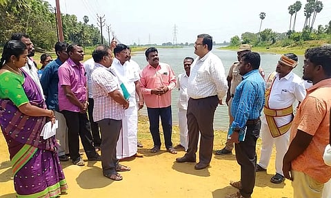 கலெக்டர் ரவிச்சந்திரன் மற்றும் அதிகாரிகள் ஆய்வு மேற்கொண்டபோது எடுத்த படம்.