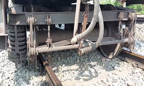 சரக்கு ரெயில் தடம் புரண்டது