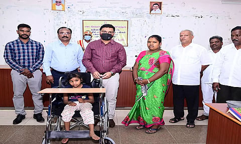 மாவட்ட கலெக்டர் ஷ்ரவன் குமார் மாற்றுத் திறனாளி சிறுமிக்கு சக்கர நாற்காலி வழங்கிய காட்சி.