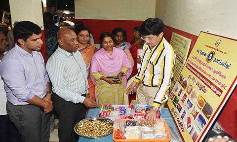  முன் மாதிரி ரேஷன் கடையை உணவுமற்றும் கூட்டுறவுத் துறை கூடுதல் தலைமை செயலாளர் டாக்டர். ராதாகிருஷ்ணன திறந்து வைத்தார். அருகில் கலெக்டர் பழனி, திண்டிவனம் சப்- கலெக்டர் கட்டா ரவி தேஜா, கூட்டுறவு சங்கங்களின் மண்டல இணைப் பதிவாளர் யசோதா தேவி உள்ளனர்.