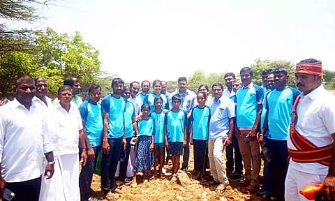 திருப்பூர் கலெக்டர் வினீத் இடத்தை நேரில் பார்வையிட்டு ஆய்வு செய்த காட்சி.