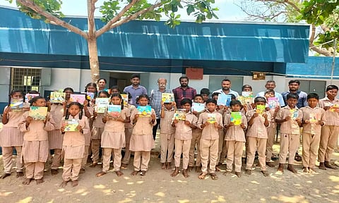 புத்தகம் வழங்கும் விழா