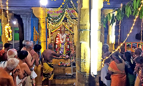 விழாவில் கலந்து கொண்டு சுவாமி தரிசனம் செய்த பக்தர்கள். 