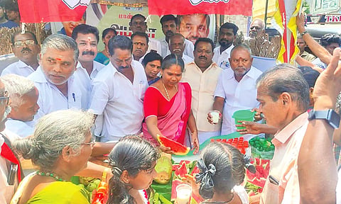 பொதுமக்களுக்கு தர்பூசணி பழங்களை முன்னாள் அமைச்சர் ராஜலெட்சுமி வழங்கிய காட்சி.