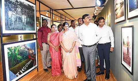 புகைப்படக்கண்காட்சியினை கனிமொழி எம்.பி., அமைச்சர் கீதாஜீவன், முதல்-அமைச்சரின் முதன்மைச்செயலாளர் உதயச்சந்திரன், மாவட்ட கலெக்டர் செந்தில்ராஜ், மாநகராட்சி மேயர் ஜெகன், சண்முகையா எம்.எல்.ஏ. ஆகியோர் பார்வையிட்ட போது எடுத்தபடம்.