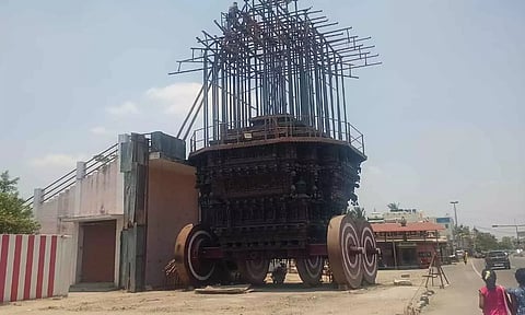 தேர் அலங்கரிக்கும் பணிகள் நடைபெற்று வருவதை படத்தில் காணலாம். 