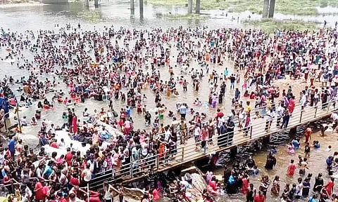 தொடர் விடுமுறை- கொடிவேரி அணையில் 19 ஆயிரம் சுற்றுலா பயணிகள் குளித்து மகிழ்ந்தனர்