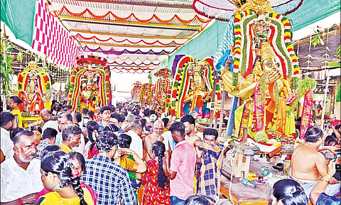 12 கருட வாகனத்தில் பெருமாள் எழுந்தருளி பக்தர்களுக்கு அருள்பாலித்த காட்சி