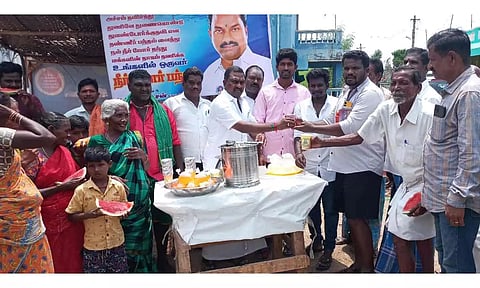 நீர்,மோர் பந்தல் அங்காளன் எம்.எல்.ஏ. திறந்து வைத்த காட்சி.