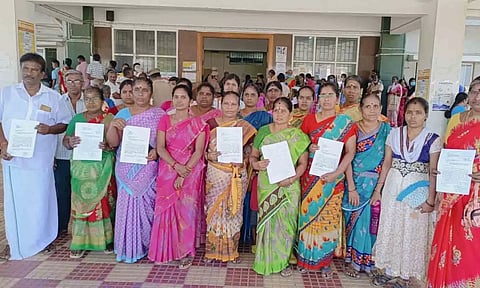 கலெக்டர் அலுவலகத்திற்கு மனு கொடுக்க வந்த பொதுமக்கள். 