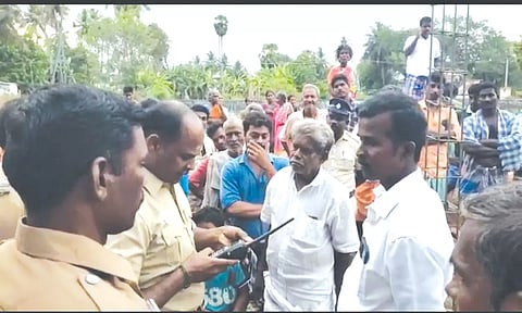 போலீஸ் இன்ஸ்பெக்டர் நந்தகுமார் மற்றும் போலீசார் சம்பவ இடத்திற்கு சென்று பேச்சுவார்த்தை நடத்தினர்.