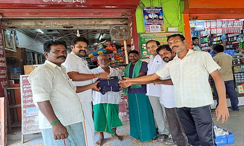  பாரதிய ஜனதா கட்சி பொது செயலாளர் ஜீவா வினோத்குமார் கலந்து கொண்டு சுமை தூக்குவோர் சங்கத் தலைவரிடம் சீருடைகளை வழங்கினார்.