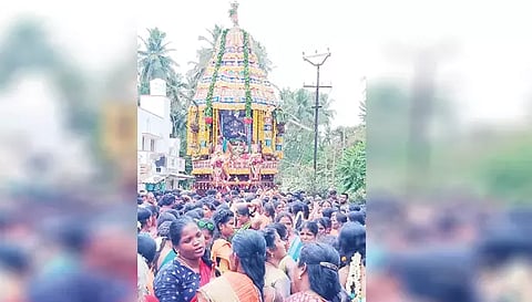 தேரை பக்தர்கள் வடம் பிடித்து இழுத்துச் சென்ற காட்சி. 