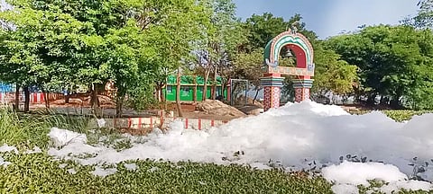 அயன்பாப்பாக்குடி கண்மாயில் நுரையுடன் கழிவுநீர் கலப்பதை படத்தில் காணலாம்.