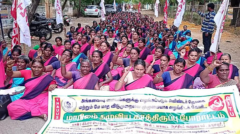 தருமபுரி கலெக்டர் அலுவலகம் அருகே போராட்டத்தில் ஈடுபட்டவர்களை படத்தில் காணலாம்.