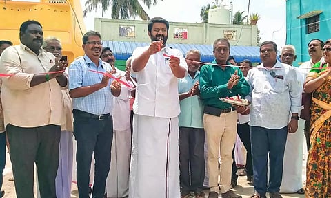 வாகனம் நிறுத்துமிடத்தை செந்தில்குமார் எம்.எல்.ஏ திறந்து வைத்தார். அருகில் ஆணையர் கார்த்திகேயன் மற்றும் பலர் உள்ளனர்.
