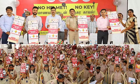 நிகழ்ச்சியில் சாலை பாதுகாப்பு விழிப்புணா்வு குறித்த குறும்படம் மற்றும் சுவரொட்டிகளை கலெக்டர் வினீத் வெளியிட்ட காட்சி. அருகில் அதிகாரிகள் உள்ளனர். 