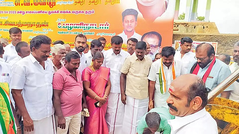 சாலைபணிகளை தி.மு.க. மாவட்ட செயலாளர் சிவபத்மநாதன், பழனிநாடார் எம்.எல்.ஏ. ஆகியோர் தொடங்கி வைத்த காட்சி.