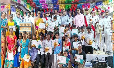போட்டிகளில் வெற்றி பெற்ற மாணவ, மாணவிகளுக்கு பரிசு மற்றும் பாராட்டு சான்றிதழ்களை அமைச்சர் முத்துசாமி வழங்கி பாராட்டினார். அருகில் கலெக்டர் கிருஷ்ணனுண்ணி உள்பட பலர் உள்ளனர்.