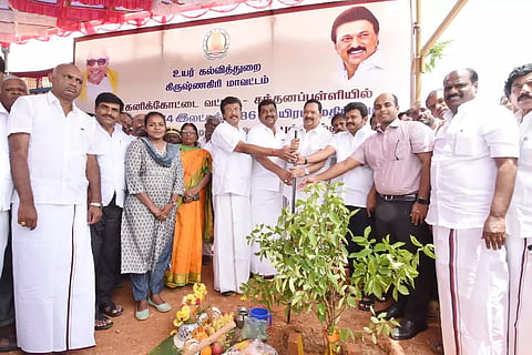  அரசு கல்லூரி கட்ட பூமிபூஜை நிகழ்ச்சியை அமைச்சர் காந்தி, தொடங்கி வைத்த காட்சி. அருகில் கிருஷ்ணகிரி மாவட்ட கலெக்டர் தீபக் ஜேக்கப், செல்லகுமார் எம்.பி, எம்.எல்.ஏக்கள் ராமச்சந்திரன், பிரகாஷ் ஆகியோர் உள்ளனர்.