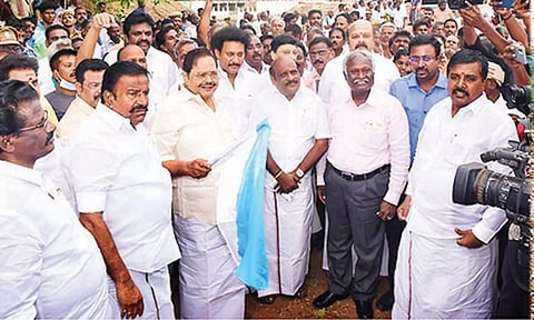 தூர்வாரும் பணிகளை அமைச்சர் துரைமுருகன் கொடியசைத்து தொடங்கி வைத்தார்.